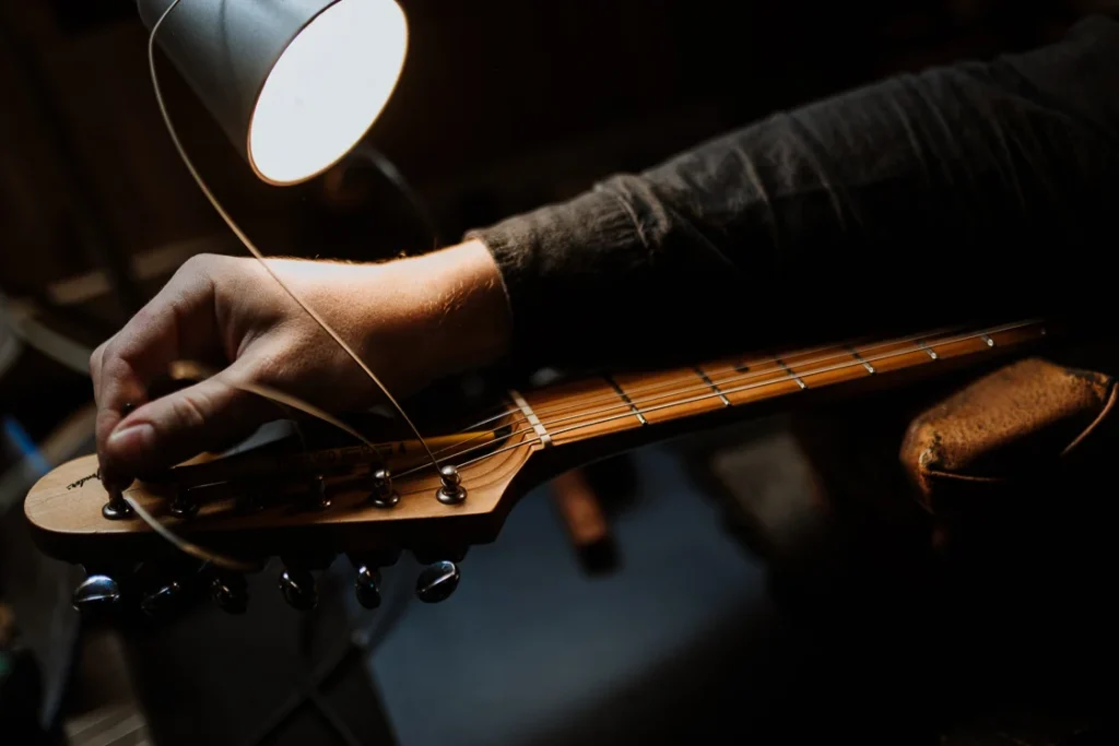 wymiana strun w gitarze elektrycznej pracownia gitar